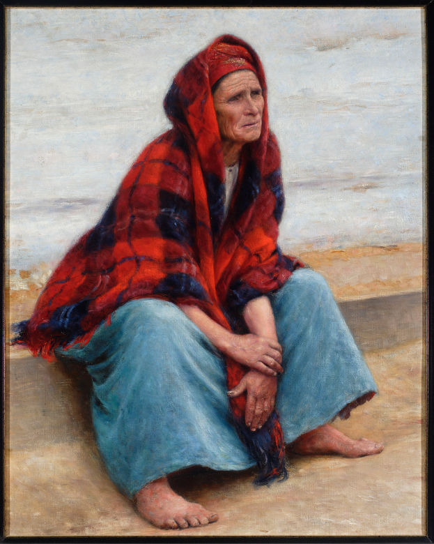 Eine alte Frau sitzt am Strand bei Sonnenuntergang, trägt ein helles Kleid und hat ihr Haar zu einem Dutt gebunden, die Augen geschlossen und die Hände im Schoß ruhend, eingerahmt in einem Foto Rahmen.