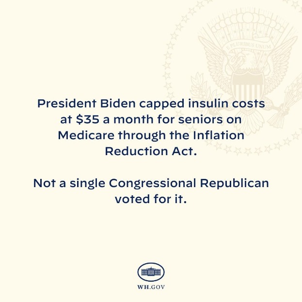 Ein Plakat mit Logo und Text, auf dem steht: "Pr├Ąsident Biden hat die Insulin-Kosten f├╝r Senioren auf Medicare mit dem Inflation Reduction Act auf 35 Dollar im Monat begrenzt."