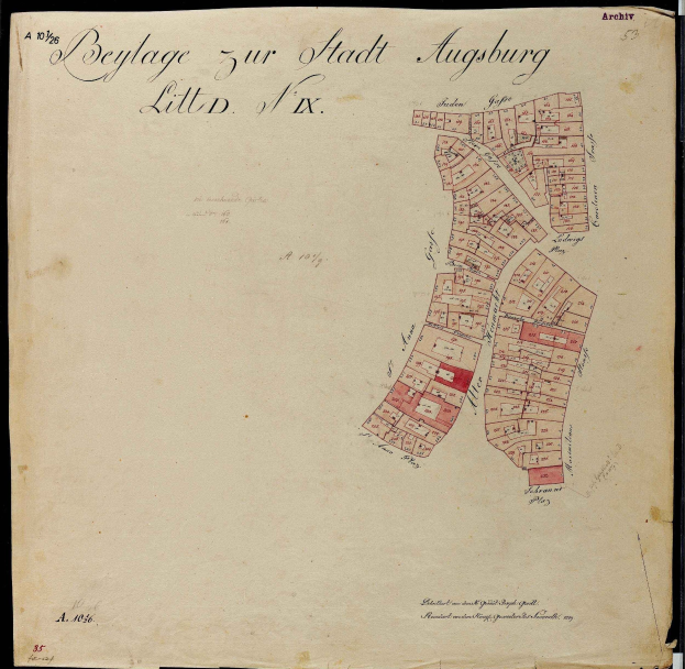 Ein altes Buch mit einer detaillierten historischen Karte von Augsburg, das Straßen, Gebäude und Landmarken zeigt.