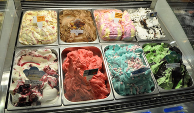 Verschiedene Eissorten in Schalen mit Namensschildern darüber.