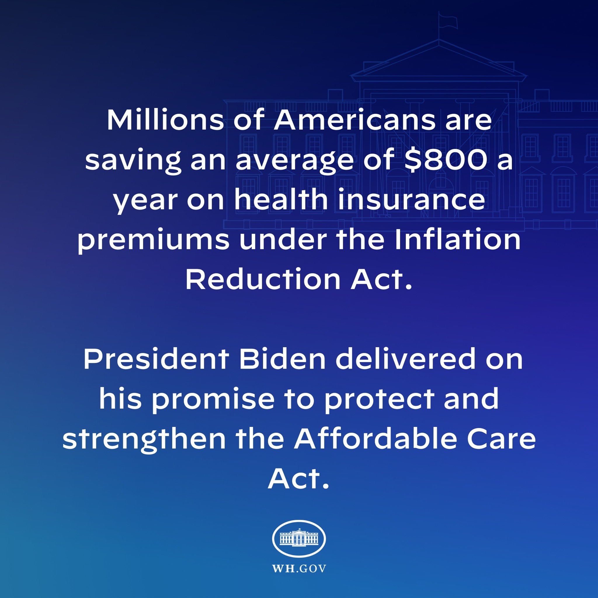 Blauer Hintergrund mit weißer Schrift, die besagt: "Millionen von Amerikanern sparen durchschnittlich 800 Dollar im Jahr bei den Gesundheitsversicherungsprämien thanks to the Inflation Reduction Act" und ein Logo in der Mitte.