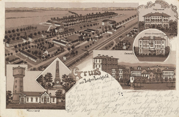 Ein sepiafarbenes Postkartenbild zeigt eine Stadtansicht mit Gebäuden, Bäumen, Straßen und einem markanten Turm, begleitet von handgeschriebener Text.