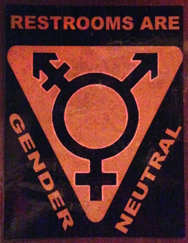 Ein Plakat mit der Aufschrift "Restrooms sind genderneutral" betont die Inklusivität in den Toiletteneinrichtungen.