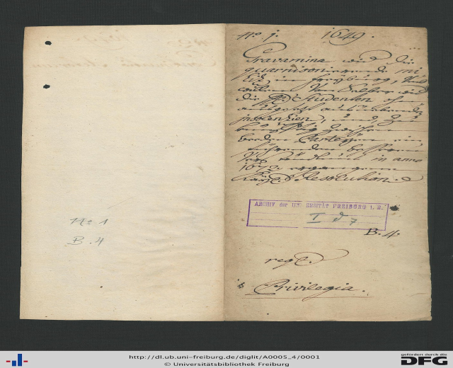 Offenes Buch mit handgeschriebener Schrift auf altem Papier, das deutsche Bundesrepublik-Wasserzeichen am Boden zeigt.
