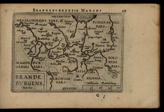 Altes Buch mit einer detaillierten Karte der brandenburgischen Region Deutschlands auf einem schwarzen Hintergrund, das geografische Merkmale und Text zeigt.