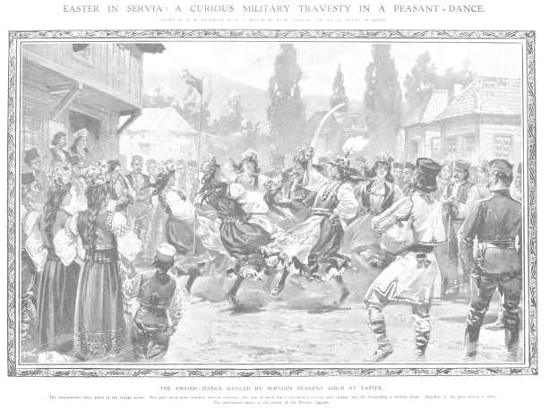 Schwarzes und weißes Bild einer Gruppe von Menschen, die vor einer Menge tanzen, mit Häusern und Bäumen im Hintergrund und Text unten, der "Ostern in Servia: Eine kuriose militärische Travestie in einem Bauerntanz" lautet.