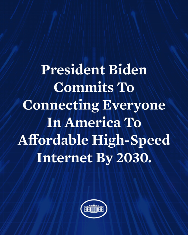 Blauer Hintergrund mit zentrierter weißer Schrift, die "Präsident Biden setzt sich dafür ein, bis 2030 jeden Amerikaner mit erschwinglichem Hochgeschwindigkeitsinternet zu verbinden".