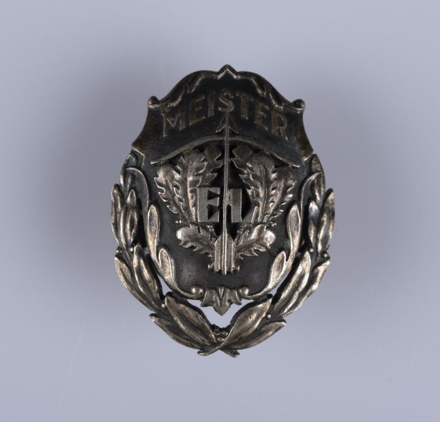 Silbernes deutsches Armeeabzeichen mit Lorbeerkranz-Design mit Text, mittig im Bild.